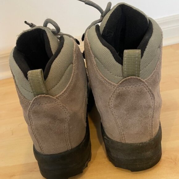 Ladies 7 wide LL Bean Hiking Boots - Picture 2 of 4